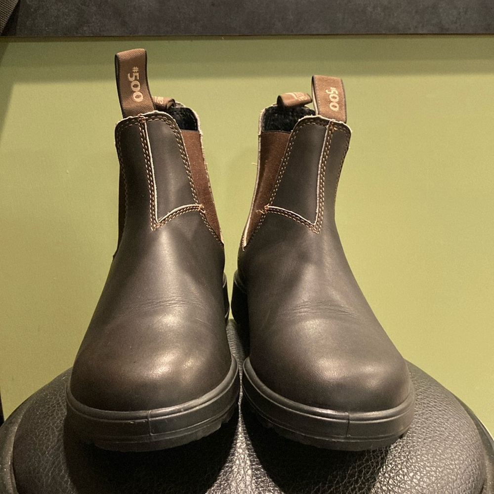 Blundstone #500 Chelsea Boots Mens. Stout brown size 8.5 us mens or 10.5 women.